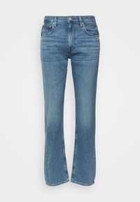 Jeans de mezclilla de tiro alto en denim azul claro con campana, que cuentan con un cierre de cremallera, botón y dos bolsillos frontales. Textura suave y ajuste entallado.