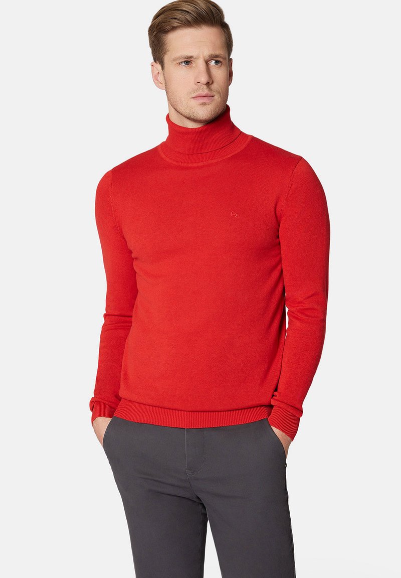 Czerwony sweter z golfem, z prążkowanym kołnierzem i mankietami, wykonany z gładkiego materiału dzianinowego. Dopasowany krój, minimalny detal logo na klatce piersiowej.