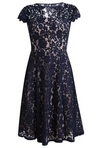 Námořnická modrá krajková šaty s krátkým rukávem, těsným korzetem a rozšířenou sukní. Krajkový květinový vzor přes jednolitou podšívku, jemně zvlněné okraje rukávů.