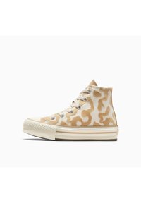 Zapatillas altas en beige con un estampado de leopardo, que cuentan con una puntera de goma, cordones blancos y una suela blanca texturizada.