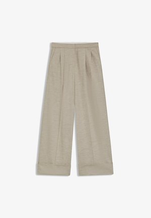 Pantalones de pierna ancha beige con pliegues delanteros, bolsillos laterales y puños enrollados, elaborados con una tela suave y texturizada.