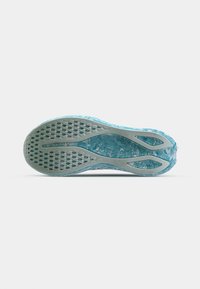 Semelle de chaussure de course bleu clair avec surface texturée, trous de ventilation et accents à motifs ; présente des transitions douces et des bords arrondis.