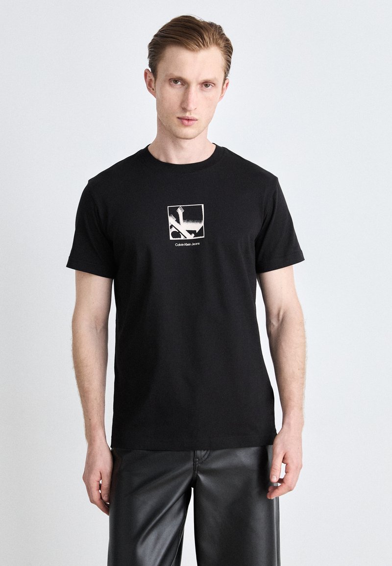 Calvin Klein Jeans GRID BOX TEE - Trükipildiga T-särk - black