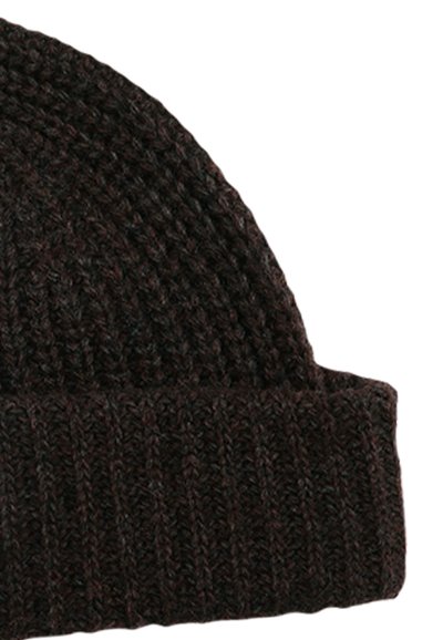 Beanie marrone lavorato a maglia con una texture a coste e un bordo piegato. Il tessuto sembra caldo e spesso, adatto per il freddo.