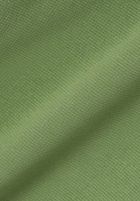 Tela verde texturizada con un patrón ligeramente elevado, que presenta un acabado liso y un tono brillante y uniforme.