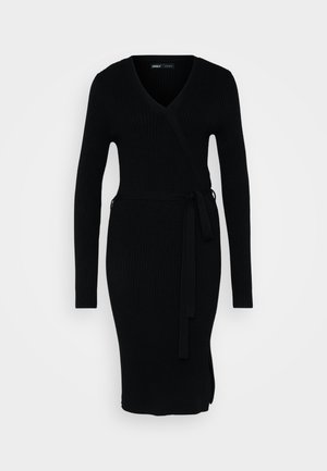 Crna rebrasta haljina s V-izrezom, dugim rukavima, omotanim dizajnom i zavezanom strukom. Ima bočni izrez za dodatnu detaljnost.