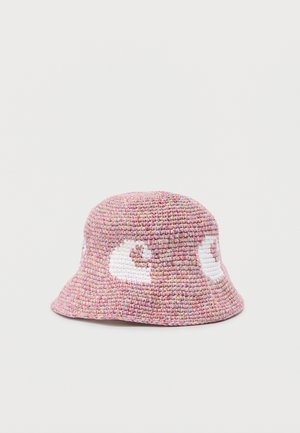 Sombrero tipo bucket rosa tejido con patrones blancos en forma de ojo en los laterales, texturizado con detalles de hilo multicolor.