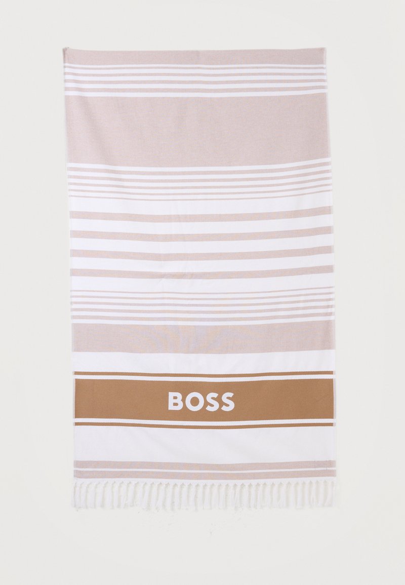 Serviette rayée beige et blanche avec des bords à franges et une bande horizontale marron portant le mot "BOSS" en lettres blanches centrées.