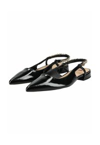 Scarpe slingback in vernice nera con punta appuntita, dotate di un dettaglio a catena sulla tracolla e un tacco piatto piccolo.
