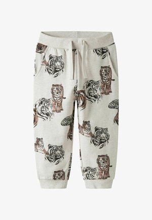 Lichtgrijze sweatpants met tijgerprint in bruin en zwart. Voorzien van een elastische tailleband met trekkoord en zijzakken. Zachte stof.