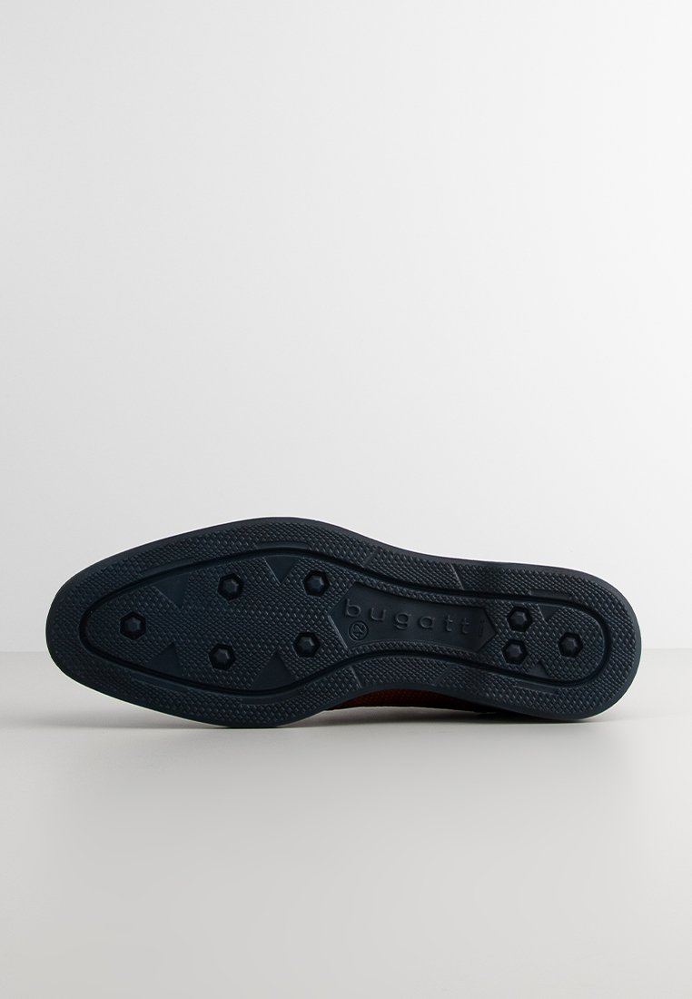 Suela de goma con patrón texturizado y color azul oscuro; cuenta con clavos hexagonales para agarre y logo 'bugatti' en relieve.