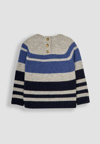 Gestreifter Strickpullover in Grautönen, Blau und Marineblau. Mit drei goldenen Knöpfen am Rücken und gerippten Säumen.