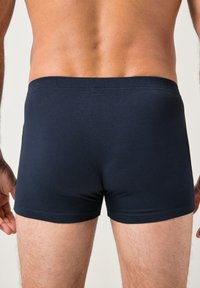 Mörk marinblå boxershorts gjorda av stretchtyg, med en sömlös midja och en figurnära design som betonar komfort och praktikalitet.