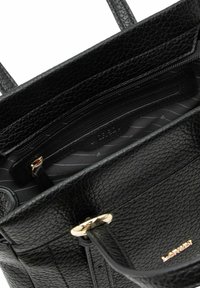 Schwarze Lederhandtasche mit genarbter Oberfläche, ausgestattet mit zwei oberen Griffen, einer inneren Reißverschlusstasche und einem goldfarbenen Logo-Akzent.