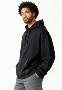 Felpa nera con cappuccio in misto cotone, con una grande tasca frontale, cappuccio con coulisse regolabile e bordi in costina su polsini e orlo. Design semplice.