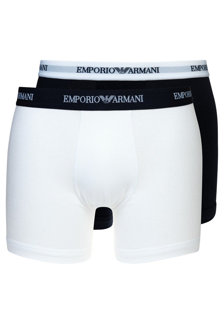 To par med herreboxershorts: en hvit og en svart. Begge har elastiske linning med "Emporio Armani"-logo i kontrastfarger.