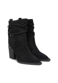 Botines de ante negros con parte superior arrugada, puntera afilada y tacón grueso. Presentan un sutil acento de hardware brillante en el tacón.