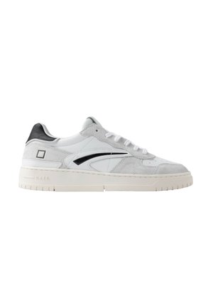 Hvide lave sneakers med grå ruskinddetaljer, sort hælflig, og sort sideløbende detalje, med hvide snørebånd og en tyk off-white sål.