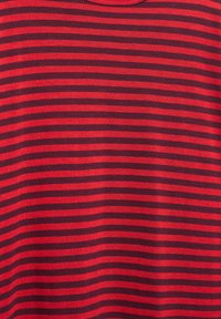 Czerwono-burgundowa tkanina w paski o gładkiej fakturze, z równomiernie rozmieszczonymi poziomymi liniami. Klasyczny okrągły dekolt.