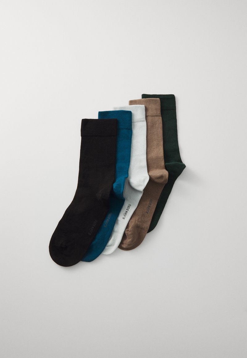 Seks par sokker i forskellige farver: sort, teal, hvid, brun og mørkegrøn. Lavet af et glat, strækbart materiale med ribbede kanter.