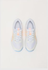 Witte sportieve schoenen met een bovenwerk van mesh, lichtblauwe accenten en oranje details. Voorzien van witte veters en een gevoerde kraag.