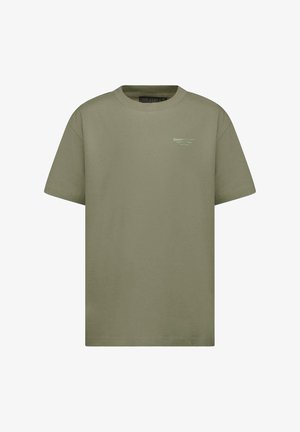 Olijfgroen katoenen T-shirt met korte mouwen, een klein lichtgroen tekstlogo op de linkerborst en een ronde halslijn.