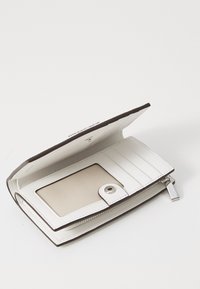 Portafoglio in pelle con esterno bianco, interno marrone, scomparti per carte e una finestra trasparente per la ID. Presenta una chiusura con zip e hardware in argento.