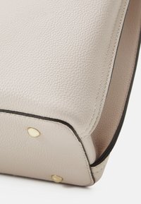 Guess MERIDIAN GIRLFRIEND TOTE - Borsa a mano - stone