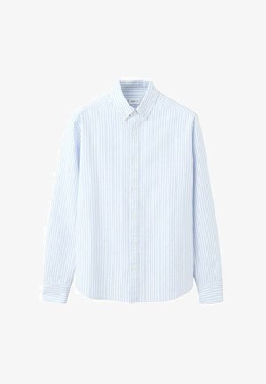 Chemise à rayures bleu clair, boutonnée, à manches longues, avec col pointu et fermeture par boutons, fabriquée en tissu lisse au toucher doux.