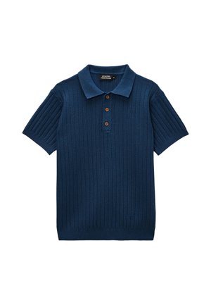 Polo en maille bleu marine à manches courtes avec un motif chevrons texturé et trois boutons marron sur la patte de boutonnage.