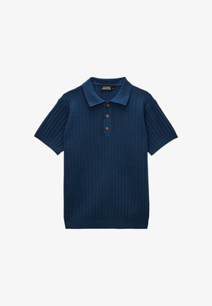 Polo en maille bleu marine à manches courtes avec un motif chevrons texturé et trois boutons marron sur la patte de boutonnage.