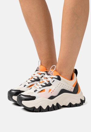Buffalo TRAIL - Sneaker low - cream/orange/ black