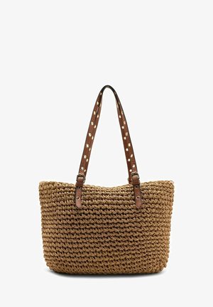 Bruine gevlochten handtas met een textuur van gevlochten patronen en lange bruine hengsels met goudkleurige ringen als detail.