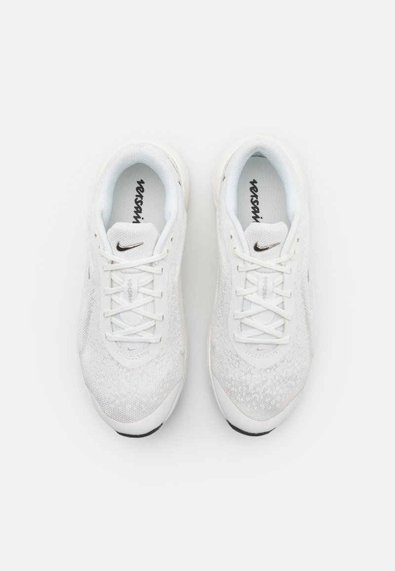 Zapatillas deportivas blancas con parte superior de tela de punto, puntera redonda, suela negra en contraste y logo en tono negro con cordones tradicionales.