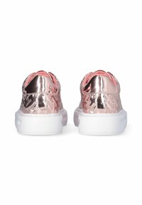 Sneakers in oro rosa metallico con un retro testurizzato, una suola bianca e accenti in tessuto rosa sul collare e sulla linguetta.