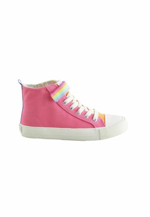Hohe Sneaker aus lebhaftem pinkfarbenem Canvas mit einer weißen Gummisohle. Mit mehrfarbigem Riemen und Schnürsenkeln, kontrastierender oranger Zehenkappe.