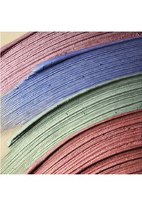 Drie horizontale kleurenstalen met romige textuur: glanzend diep violet, metallic groen en rijk bordeauxrood met zichtbare penseelstreken.