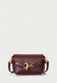 Mala de ombro em pele cor bordeaux com formato retangular compacto. Apresenta um fecho de encaixe dourado e uma alça ajustável. Textura lisa.