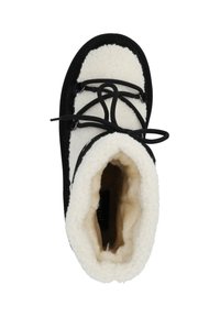 Bota de felpa negra y crema con punta redonda, diseño de cordones y superficie texturizada. Forro de pelo corto y suela interior lisa.
