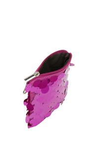 Busta rosa con zip, rivestita di paillettes circolari lucenti, con un interno in tessuto nero e una zip in metallo argentato. Design compatto e testurizzato.