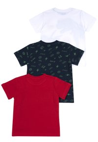 Tři trička s krátkým rukávem: bílé, námořnické s zelenými vzory a červené. Námořnické tričko má různé grafiky, včetně blesků a nápisů.