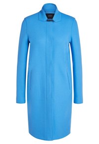 Manteau long et droit en tissu bleu vif. Présente un col, une couture centrale à l'avant et deux poches latérales. Pas de fermetures visibles.