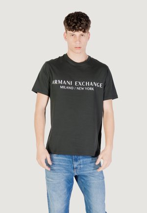 Schwarzes Kurzarm-T-Shirt aus Baumwolle mit dem Aufdruck "ARMANI EXCHANGE MILANO/NEW YORK" in weißem Text auf der Vorderseite.