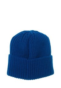 Beanie blu lavorato a maglia con una trama a costine e un orlo ripiegato. Presenta una parte superiore arrotondata e cuciture in evidenza in tutto il capo.