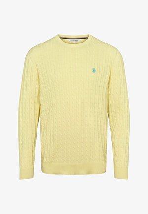 Gelber Strickpullover mit Kabelmuster, gerippten Bündchen und Saum, ausgestattet mit einem kleinen blauen Logo auf der linken Brust. Weicher Griff und klassisches Design.