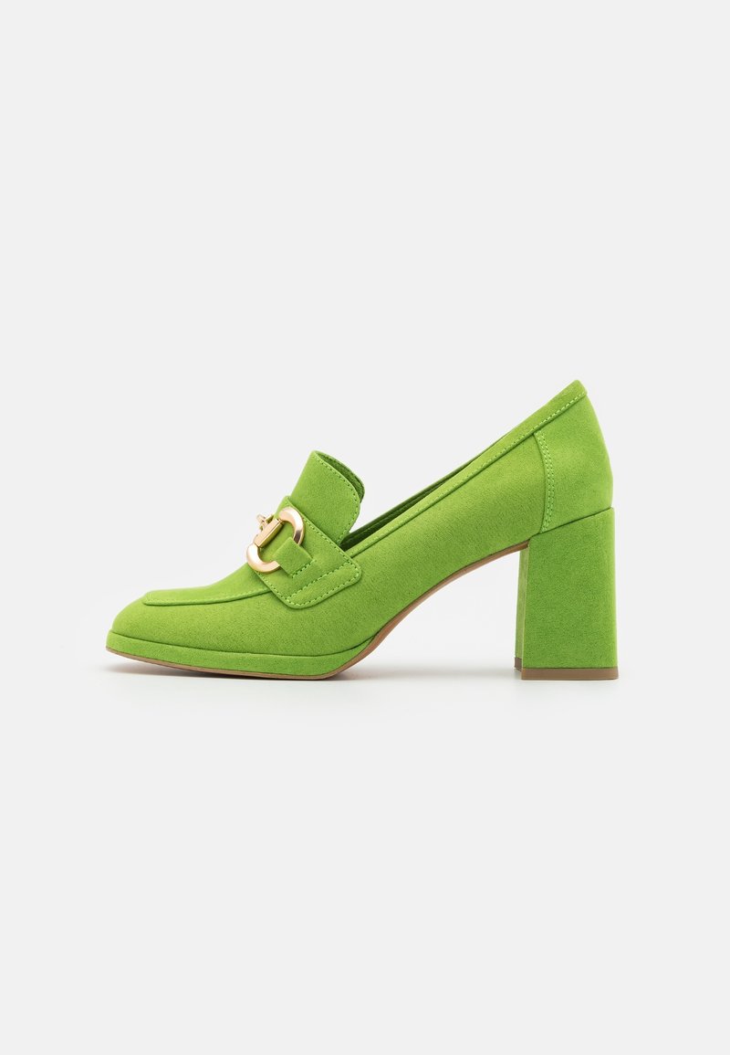 Mocassin vert en daim à talon haut épais avec détail de boucle dorée à l'avant, présenté en profil latéral sur un fond uni.