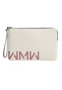 Clutch de cuero blanco con texto geométrico púrpura "WMW" en la parte frontal, que cuenta con un cierre de cremallera y una correa para la muñeca de color lavanda. Acabado texturizado.