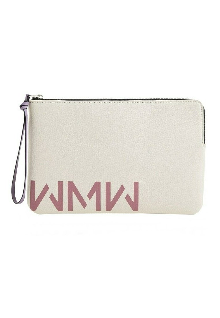 Clutch de cuero blanco con texto geométrico púrpura "WMW" en la parte frontal, que cuenta con un cierre de cremallera y una correa para la muñeca de color lavanda. Acabado texturizado.