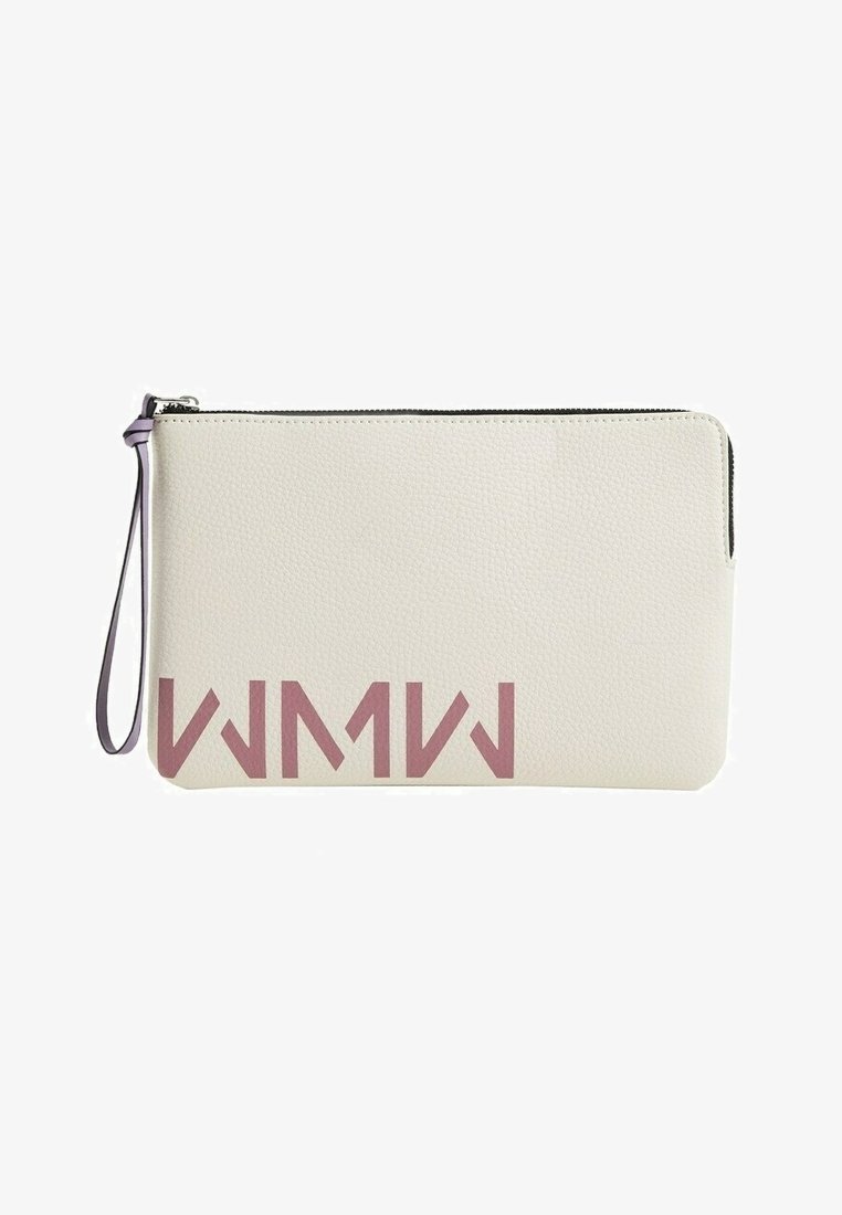 Clutch de cuero blanco con texto geométrico púrpura "WMW" en la parte frontal, que cuenta con un cierre de cremallera y una correa para la muñeca de color lavanda. Acabado texturizado.