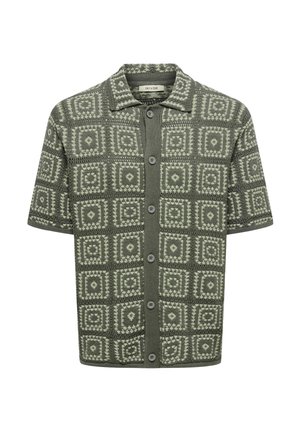 Kurzärmeliges Hemd mit Knopfleiste und umgeschlagenem Kragen, mit einem grün-beigen, quadratischen, geometrischen Strickmuster.